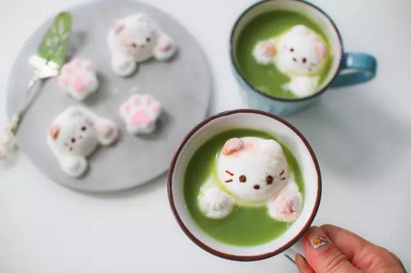 世上最温暖的，是妈妈做的饭之抹茶拿铁里的猫咪棉花糖